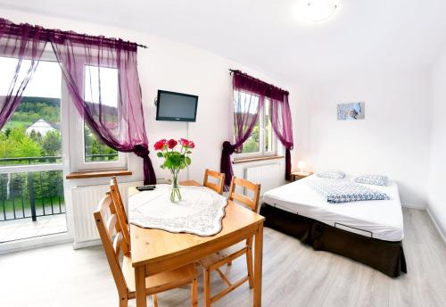 斯托尼拉斯奇Villa Valle Verde的一间设有两张床的房间和一张鲜花桌子