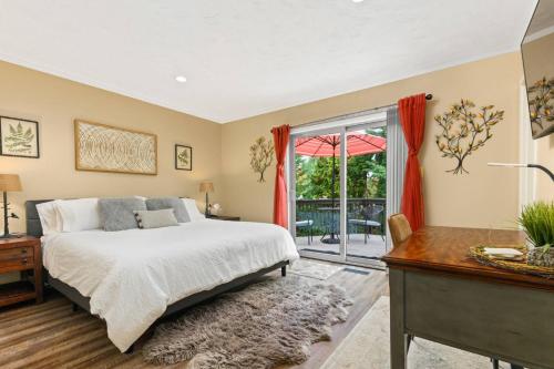 um quarto com uma cama, uma secretária e uma janela em Beaverton Highlands Retreat em Beaverton