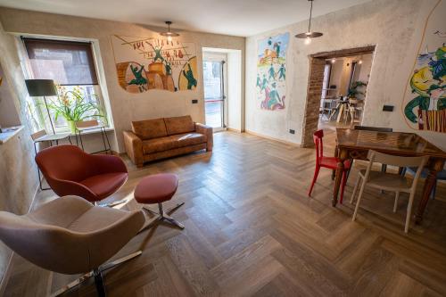 a living room with a table and chairs at La Meridiana in Costermano sul Garda
