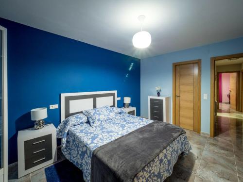 um quarto azul com uma cama e paredes azuis em La Huerta - VuT AV187- para 10 personas em Poyales del Hoyo