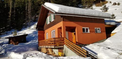 Auszeithütte في Flattnitz: منزل صغير في الثلج مع الثلج