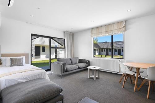 una camera con letto, divano e tavolo di Grand Suites Murchison a Murchison