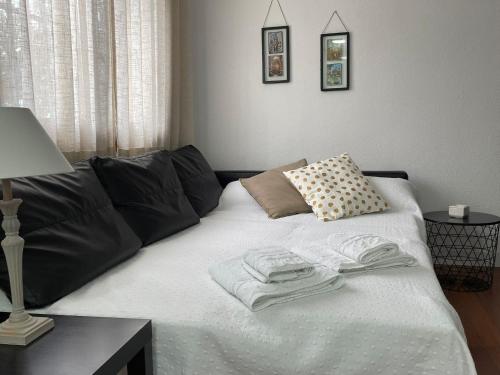 - un lit avec 2 serviettes et un oreiller dans l'établissement APARTAMENTO PASEO DE LA RIVERA, à Cordoue