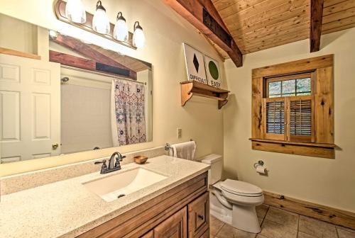 Ett badrum på Massanutten Resort Log Cabin with Mountain Views!