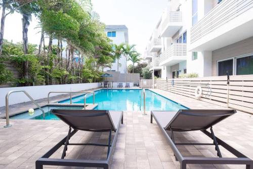 Hồ bơi trong/gần Across the Ocean few steps to beach contemporary three Bedroom townhouse