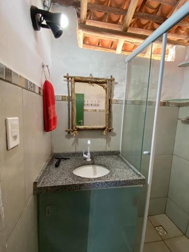 a bathroom with a sink and a mirror at Pousada Pedaço do Paraíso in Barra Grande