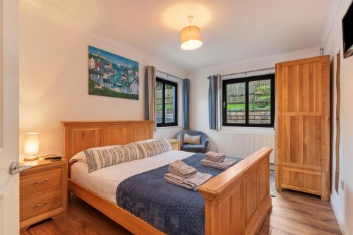 Una cama o camas en una habitación de Hazelglade Cottage - Hot Tub, Games Room, Pet Friendly