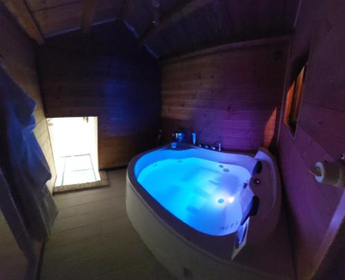 baño con bañera azul y ventana en Casa Del Leone Rosso e Welness a due passi dalla Costa dei Trabocchi, en San Vito Chietino