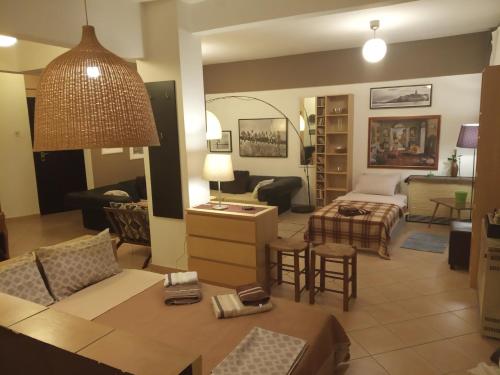 uma sala de estar com um sofá e uma mesa em Spacious Cosy Apt (up to 5 guests) em Tessalónica