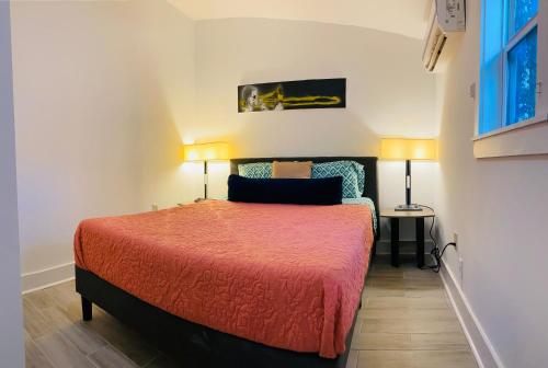 ein kleines Schlafzimmer mit einem Bett und zwei Lampen in der Unterkunft Antonine Apartment Upper Garden District in New Orleans