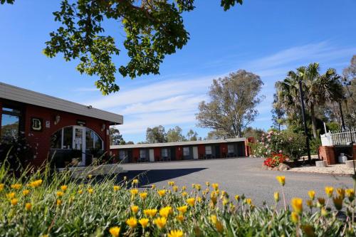Taman di luar Seymour Motel