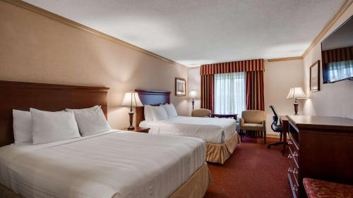 Postel nebo postele na pokoji v ubytování Best Western PLUS Morristown Inn-Florham Park