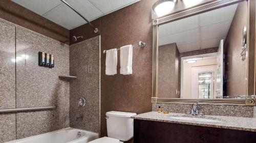 Koupelna v ubytování Best Western PLUS Morristown Inn-Florham Park