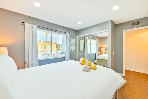 ein Schlafzimmer mit einem großen Bett und einem Fenster in der Unterkunft Newport Beach Getaway in Newport Beach