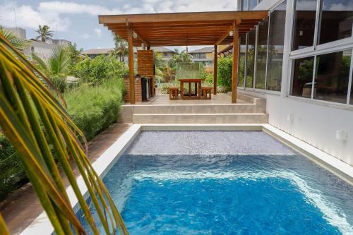una piscina frente a una casa en Casa maravilhosa na praia de Muro Alto - Porto de Galinhas, en Porto de Galinhas