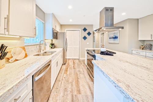 Η κουζίνα ή μικρή κουζίνα στο New Tremont Modern Beach Condo Brand New 1-Story Condo near Beach w/Shared Rooftop Terrace