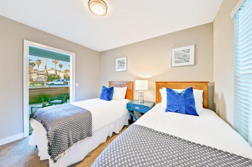 Ένα ή περισσότερα κρεβάτια σε δωμάτιο στο New Tremont Modern Beach Condo Brand New 1-Story Condo near Beach w/Shared Rooftop Terrace