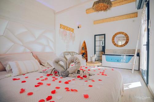 um quarto com uma cama com corações vermelhos em Villa CoCoon - Love room 13 em Cuges-les-Pins