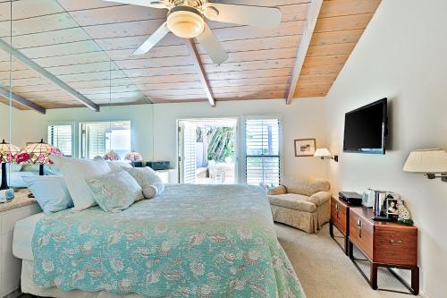 una camera con letto e ventilatore a soffitto di Forever Views a San Diego