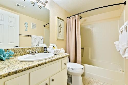 La salle de bains est pourvue d'un lavabo, de toilettes et d'une douche. dans l'établissement DP-4 Ritz Pointe Condo, à Dana Point