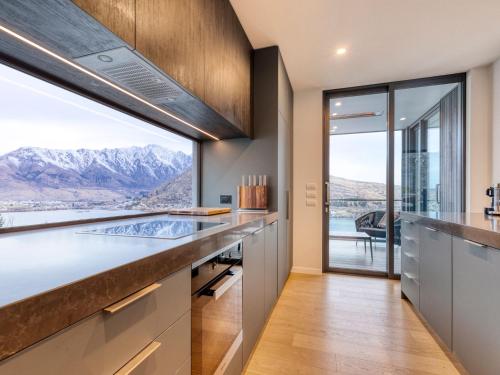 cocina con vistas a las montañas en The Rata Villa, en Queenstown