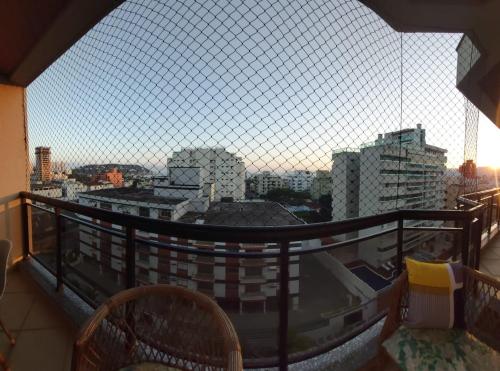 balcón con vistas a la ciudad en Lindo Apartamento no Guarujá - Enseada, en Guarujá