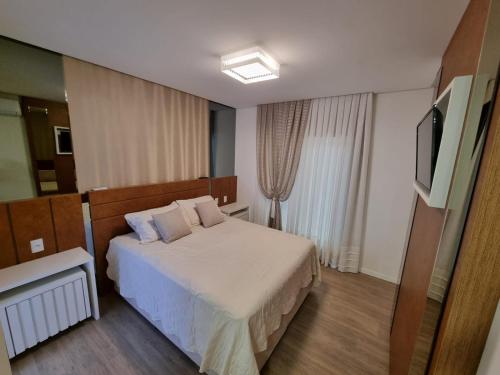 Ένα ή περισσότερα κρεβάτια σε δωμάτιο στο Apartamento Meia Praia excelente