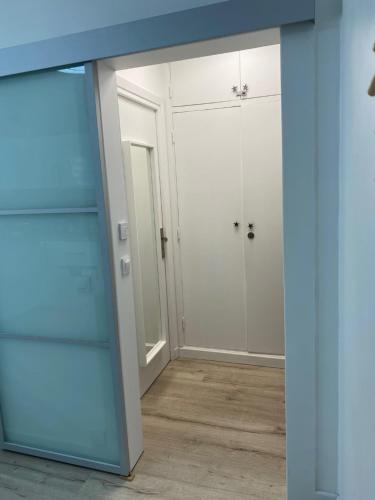 Cette chambre dispose d'une porte en verre et d'un placard. dans l'établissement Le Deauvillais, à Deauville