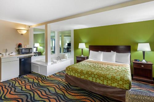 Ένα ή περισσότερα κρεβάτια σε δωμάτιο στο Econo Lodge Inn & Suites Oconto