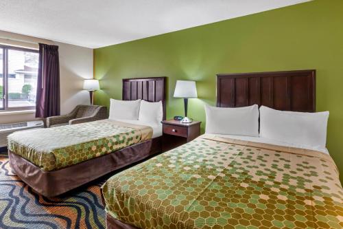 Ένα ή περισσότερα κρεβάτια σε δωμάτιο στο Econo Lodge Inn & Suites Oconto
