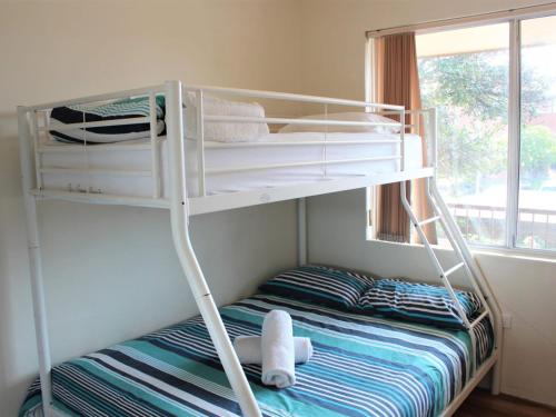 A bunk bed or bunk beds in a room at Sand and Sea 5
