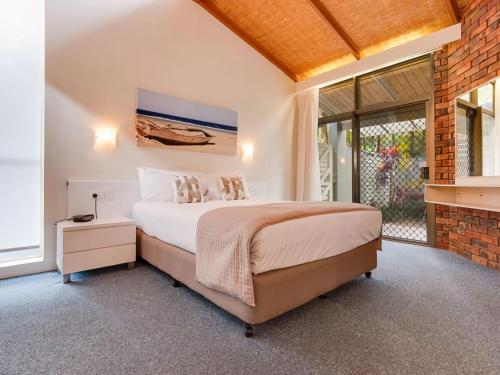 サファイア・ビーチにあるSapphire Sea and Sand Nautilus Beach Resort 150のベッドルーム1室(ベッド1台、大きな窓付)