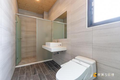 een badkamer met een toilet, een wastafel en een spiegel bij Wide Yard - Water Pavilion Branch in Wujie