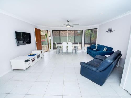 A seating area at Pet Friendly Tomaree Rd 142 - Shoal Bay