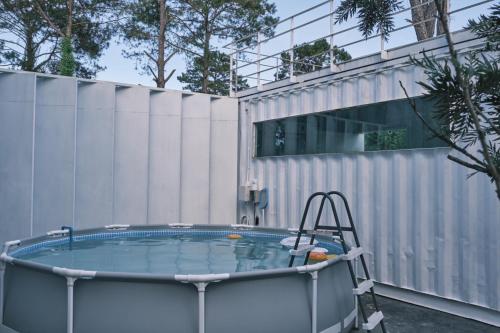 Bazén v ubytování Kirin Home บ้านเหมาหลัง 6 ห้องนอน nebo v jeho okolí