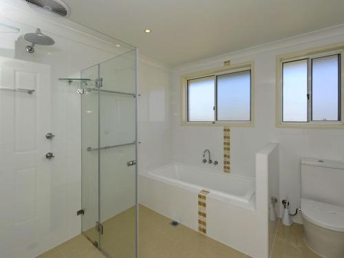 W łazience znajduje się przeszklony prysznic i toaleta. w obiekcie Reef Close 1 2 w mieście Fingal Bay