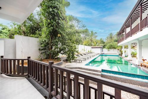 una imagen de una piscina en una casa en Hotel Calm Haven Unawatuna, en Galle