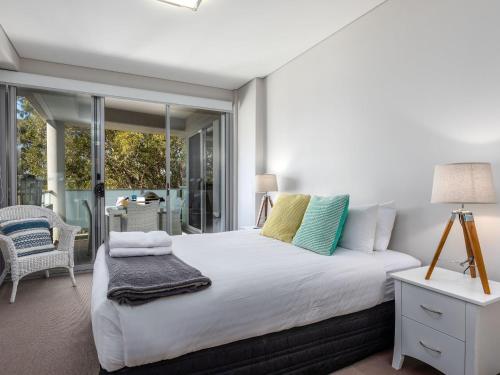 Tempat tidur dalam kamar di Aqua View by Jervis Bay Rentals