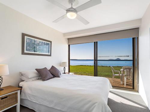 Ένα ή περισσότερα κρεβάτια σε δωμάτιο στο Harbourside Unit 2 7 Soldiers Point Road