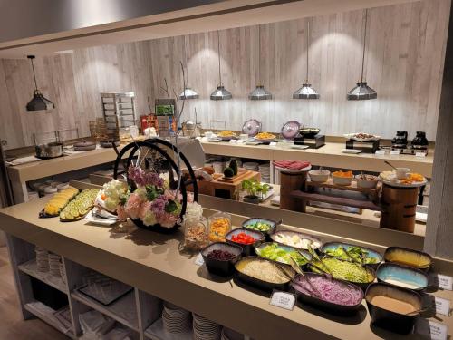 ein Buffet mit vielen verschiedenen Speisen in der Unterkunft 金金禮寓Solis hotel in Jinhu