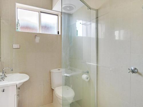 Shoal Towers Unit 3 11 Shoal Bay Road في شوال باي: حمام مع دش ومرحاض ومغسلة