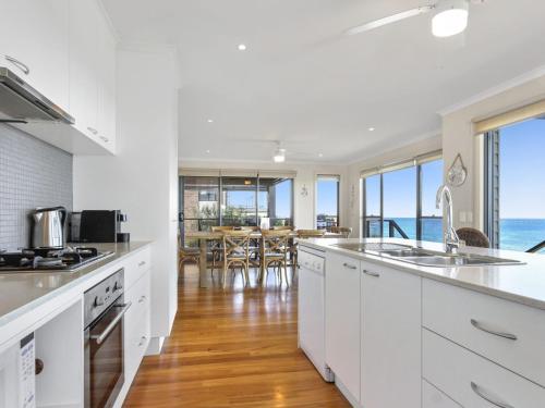 A kitchen or kitchenette at South Pacific Crescent 75, Ulladulla