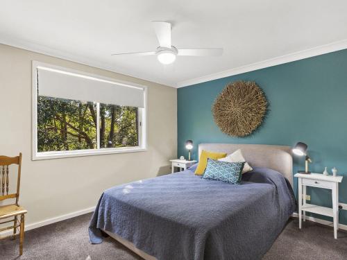 - une chambre avec un lit et une fenêtre dans l'établissement Stockton Street 1 72, à Nelson Bay