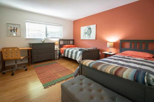 Łóżko lub łóżka w pokoju w obiekcie Redwood Place in Heart of Silicon Valley
