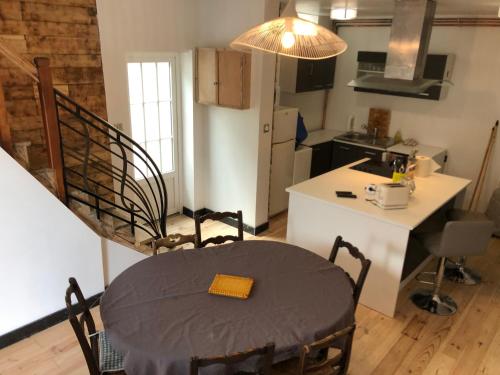 une cuisine et une salle à manger avec une table dans une pièce dans l'établissement Villa La Mer - maison typique et jardin à Berck-Plage à 300 m de la mer, à Berck-sur-Mer