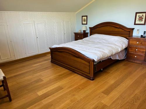 een slaapkamer met een bed en een houten vloer bij Casa dei Tramonti in San Feliciano