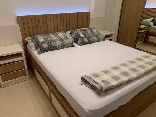 En eller flere senge i et værelse på Lindo Apartamento no Mariscal, Bombinhas, com estacionamento e quintal, a 290 metros da praia do Canto Grande!!!