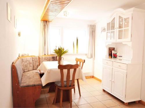 a kitchen and dining room with a table and chairs at Trautes Heim Ferienwohnung Ost in Maasholm