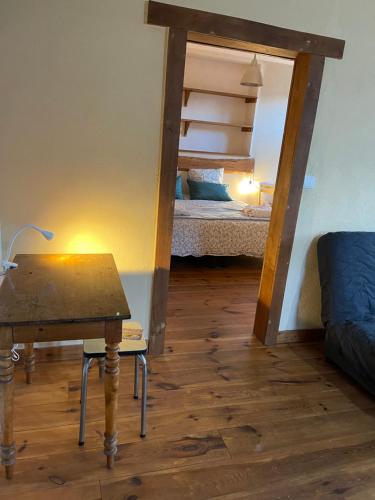 Pokój ze stołem i łóżkiem piętrowym w obiekcie Appart' Côté Puy-de-Dôme w mieście Orcines