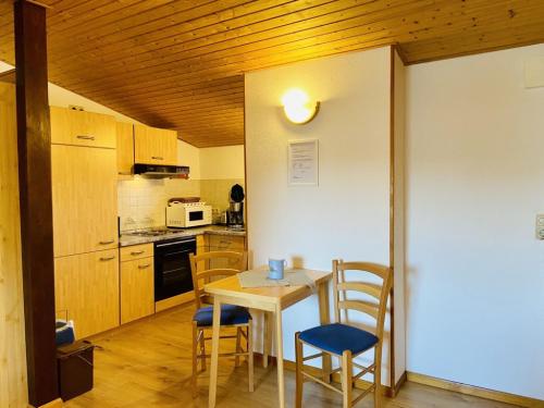 a kitchen with a table and chairs in a room at Trautes Heim Ferienwohnung Sued in Maasholm